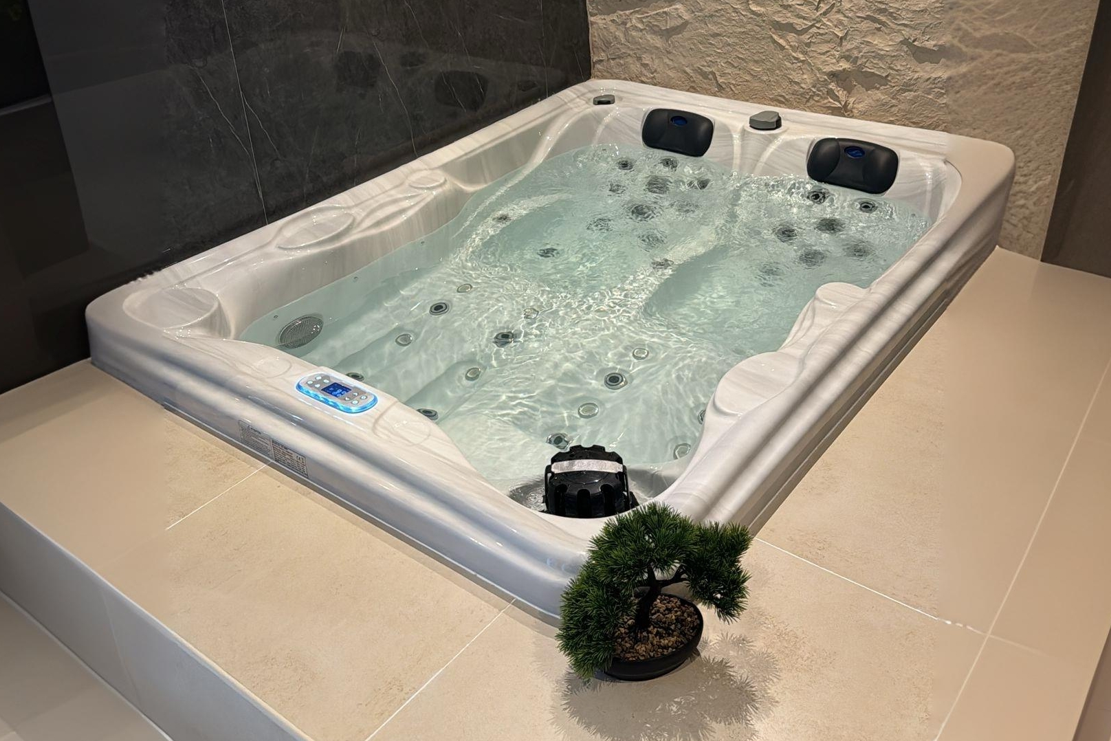 室外水療按摩浴缸和室內(nèi)按摩浴缸價(jià)格差異的原因